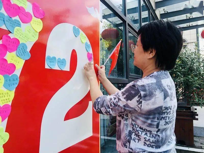 清朝铜钱是黄铜的，为什么感觉发青呢游戏画面