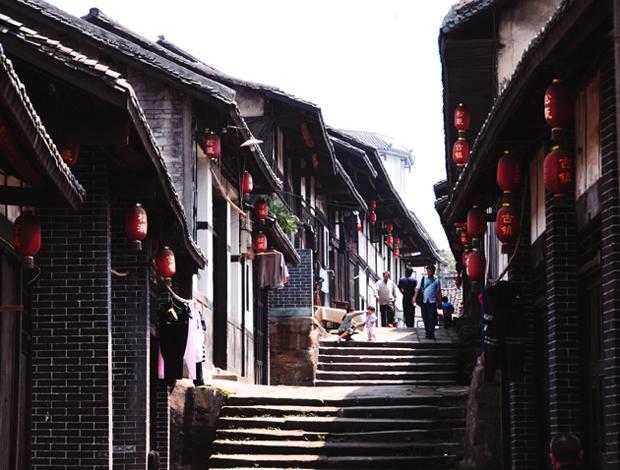 1月21日,河南商丘,爸爸脑出血瘫痪住院,男孩独自一人在医院照顾爸爸,孩子: 妈妈去世了,自己是请假来的,好心人拿吃的送过去,第一时间喂给爸爸。